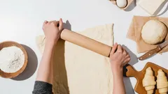 En qué sentido es realmente correcto estirar la masa: la repostería quedará esponjosa al instante