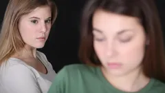 Cómo detectar la envidia en segundos: señales que la gente no puede controlar