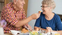 El desayuno de los longevos no es un mito: 3 alimentos que las personas mayores de 80 años comen desde hace años