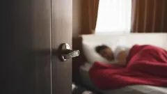 Dormir con la puerta del dormitorio abierta por la noche: los psicólogos explican qué dice de tu personalidad