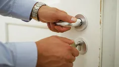 Las personas que comprueban dos veces las puertas antes de acostarse comparten estas 8 características